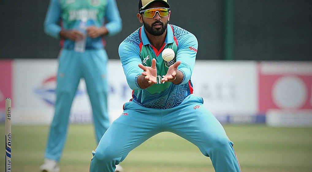 হাতুড়ির শব্দ আর চুক্তির নীরবতা: ক্রিকেটের বাজারে আসল দাম কোথায় লেখা হয়