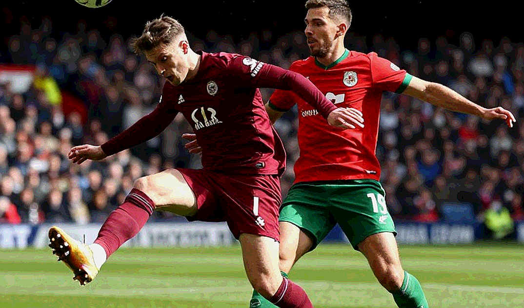থম হায়ের লাল কার্ড, হার্ডম্যানের ভাষ্য আর ছয় ম্যাচে তিন ভূমিকা: একটি পর্দা-বার্তার টাইমস্ট্যাম্প